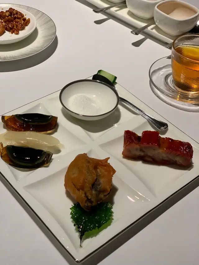 頭盤：子薑流心皮蛋、黑豚肉蜜汁叉燒、酥脆日本蠔