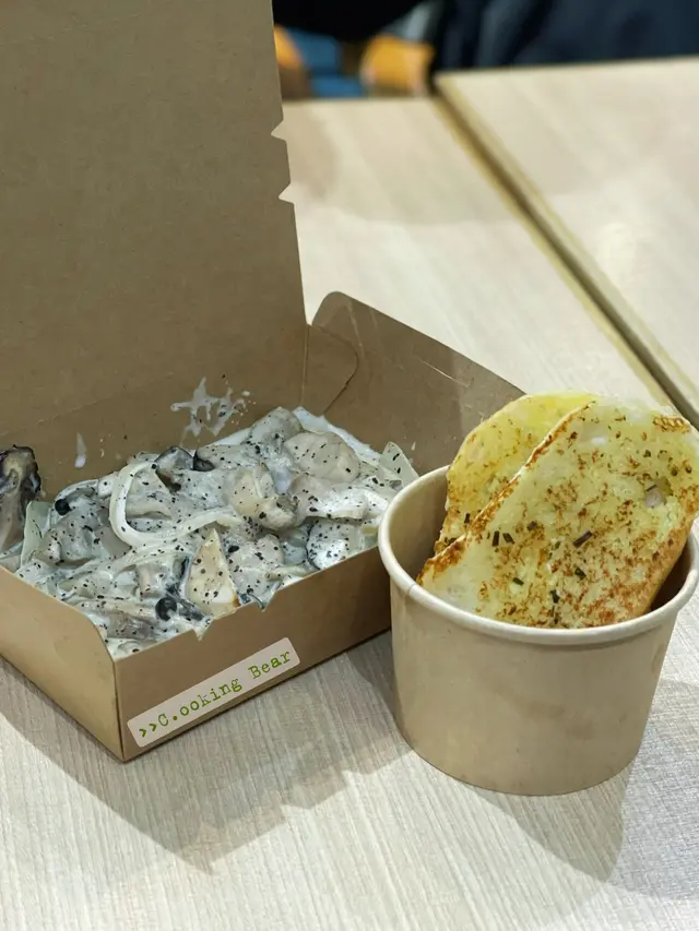 白松露忌廉炒野菌配自家製蒜蓉包