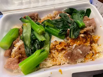 窝蛋牛肉煲仔饭