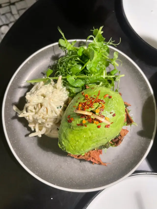 2層牛油果夾住 , 中間是牛肉 , 但個人覺得味道較濃 (偏咸)