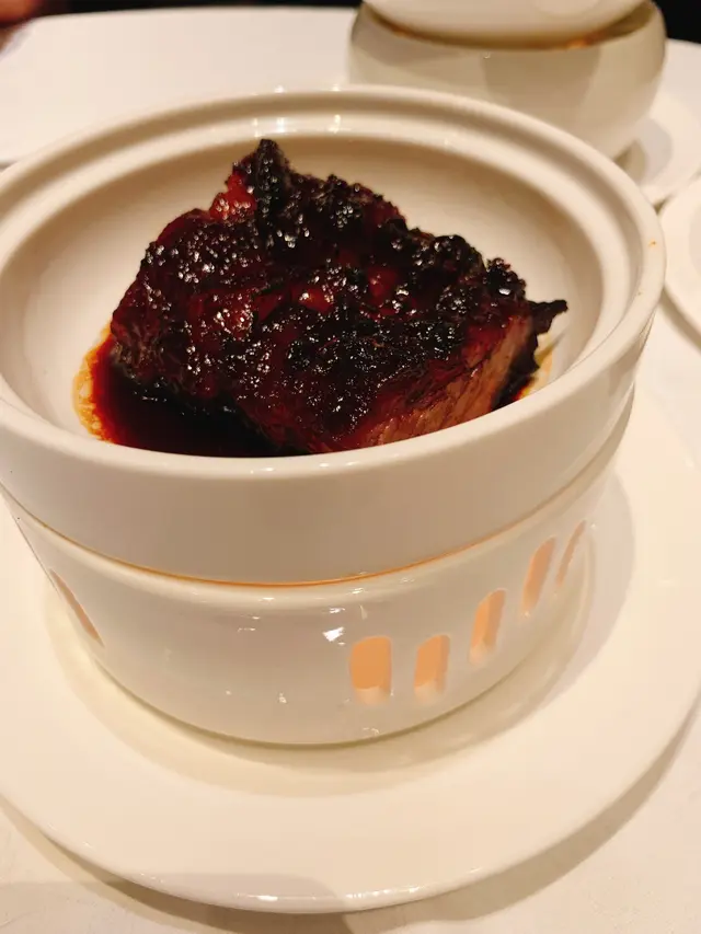 Char siu has been in my dictionary for as long as I can remember, this may sound exaggerated but to be honest with you, it always has a place in my heart as I used to think the honey layer coated on the charred Char Siu makes one such mind-blowing di