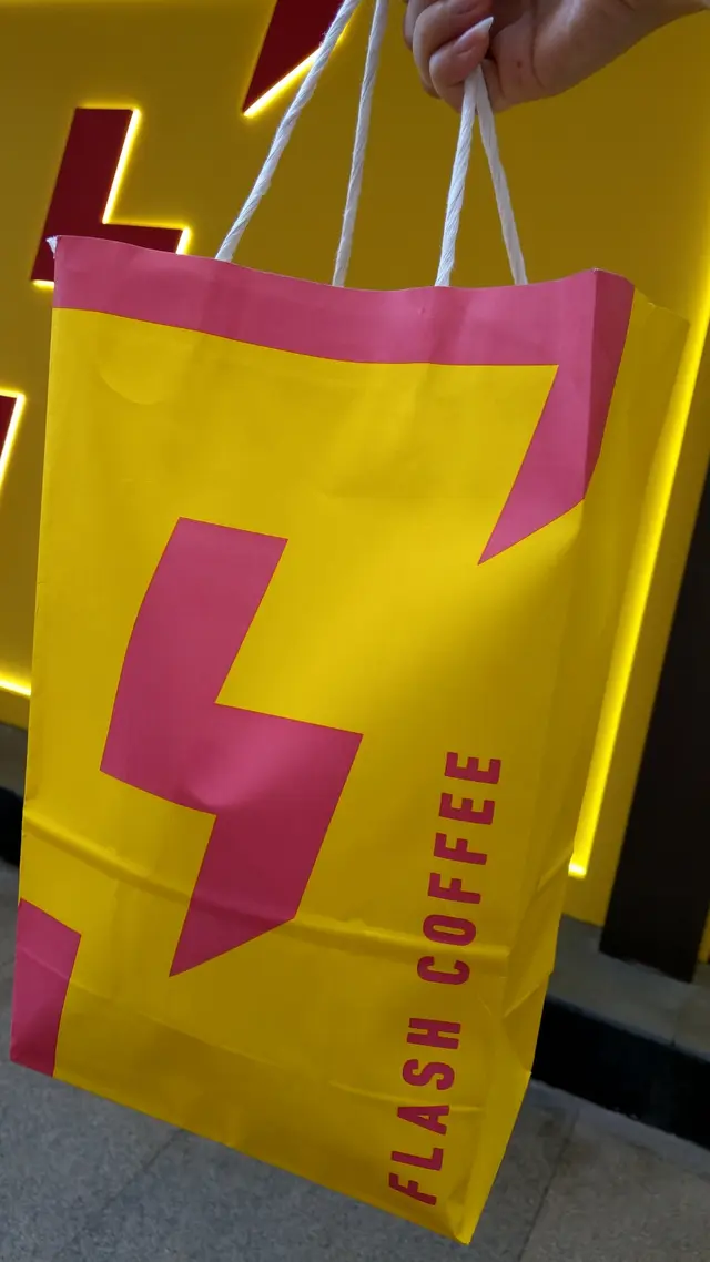 黃色紙袋配紅色店名及 Logo 好 sharp 醒,卻是甩色
