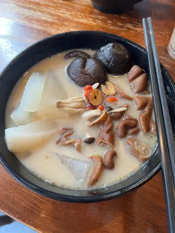 3𩠌鳄鱼汤底河粉