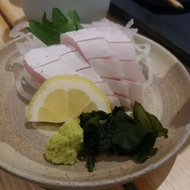 油甘魚刺身 $55：張開嘴，啊，才吃上第一口，我有種頓悟的感覺：師傅，明白了："人的快樂在乎學曉等候"。入口即溶，加上厚切的口感，一級棒desi呢。