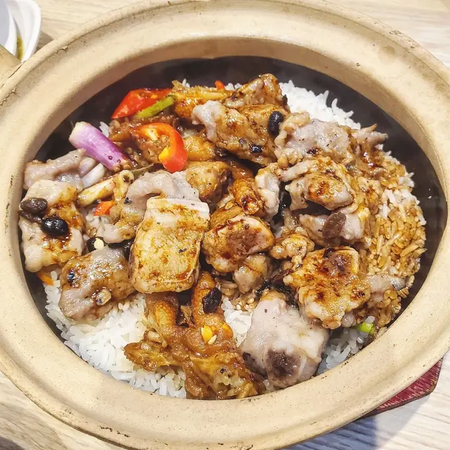 鳳爪排骨煲仔飯