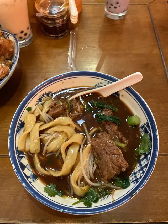 刀削麵煙韌 牛腩不老