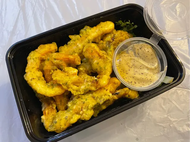 磯燒魷魚天婦羅配黑椒蛋黄醬