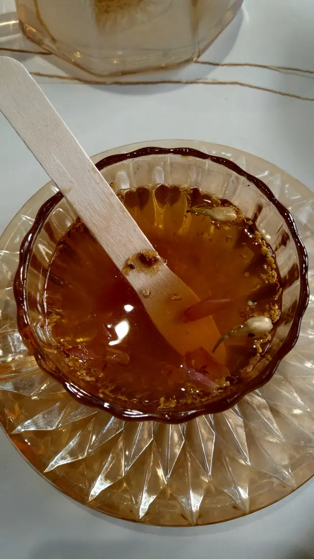 讓所有蜜糖溶化後，雪條棒轉換角色變成攪拌棒