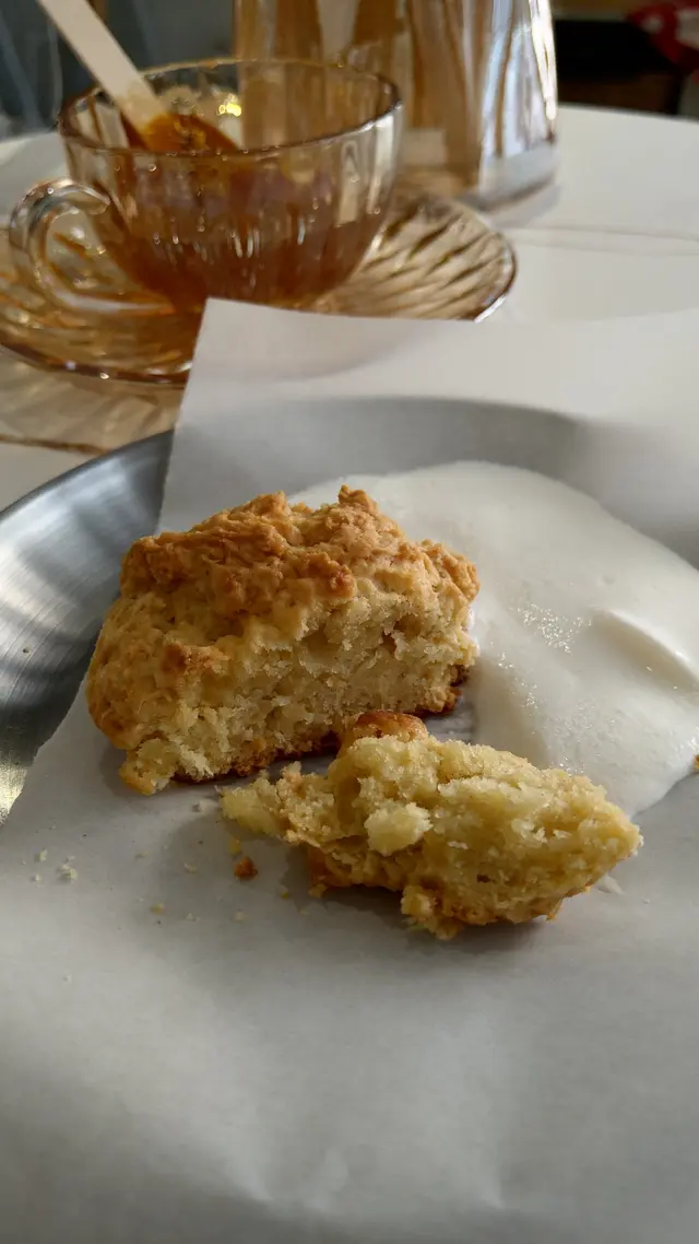Scone 外層香脆，內裡帶濕潤綿密
