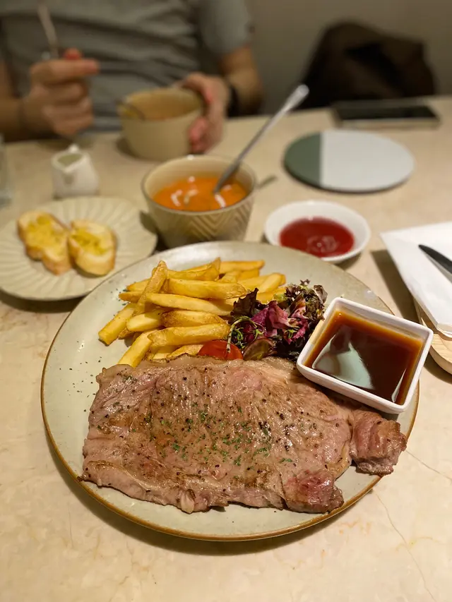 煎慢煮西冷配薯條及沙律