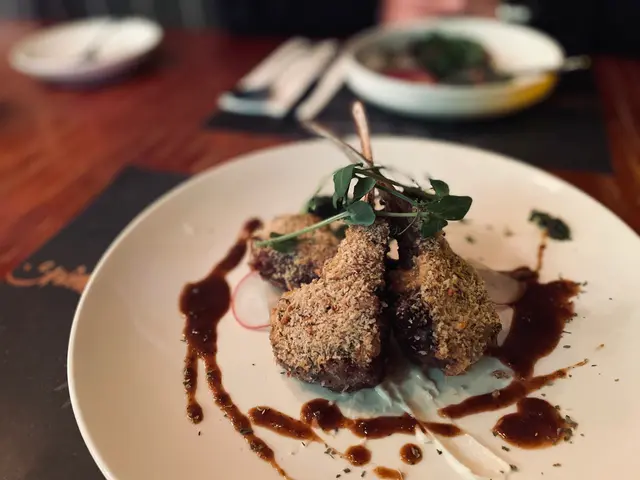 法式寶雲酥焗羊架配薄荷醬
