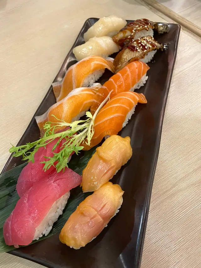 壽司: 帶子, 三文魚, 三文魚腩, 吞拿魚, 赤貝, 鰻魚