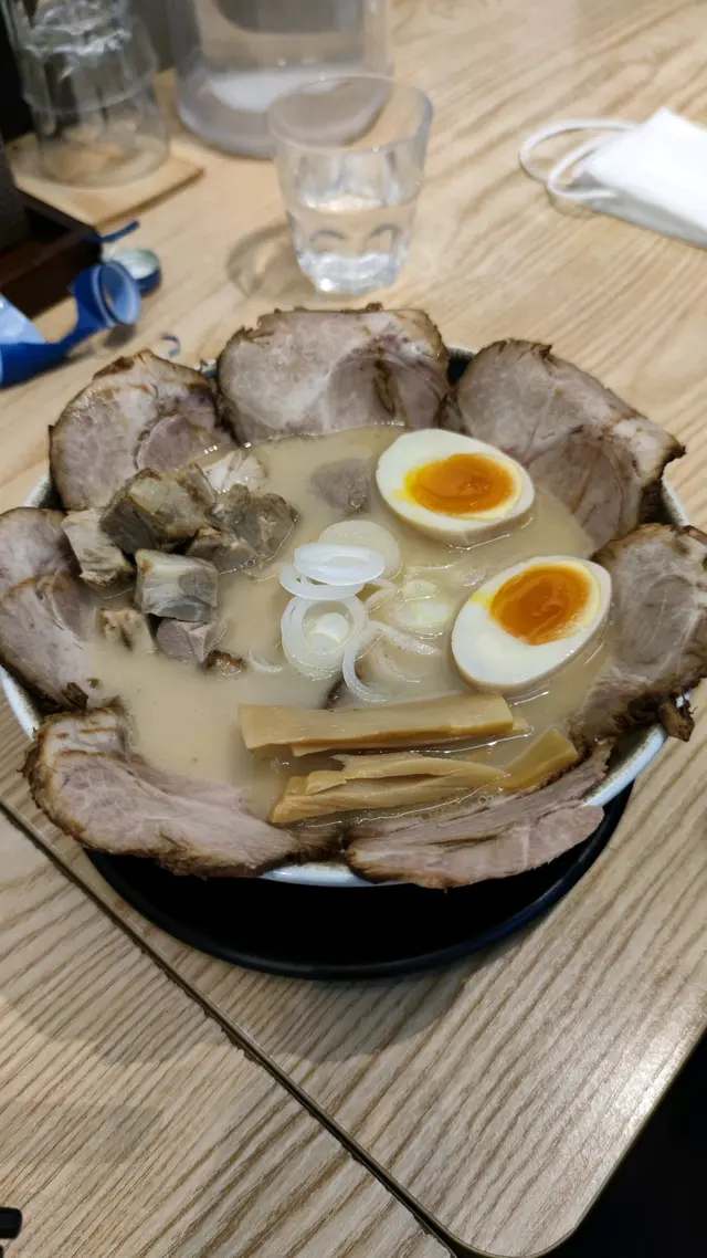 肉類多，但唔夠熱，啲叉燒粒係凍的，整體叉燒都偏瘦，有點韌，麵條質感普通，湯底算幾濃厚