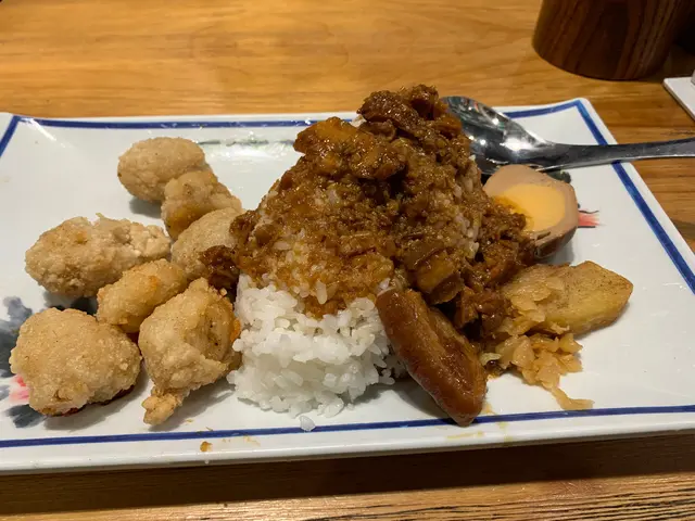 鹽酥雞滷肉飯