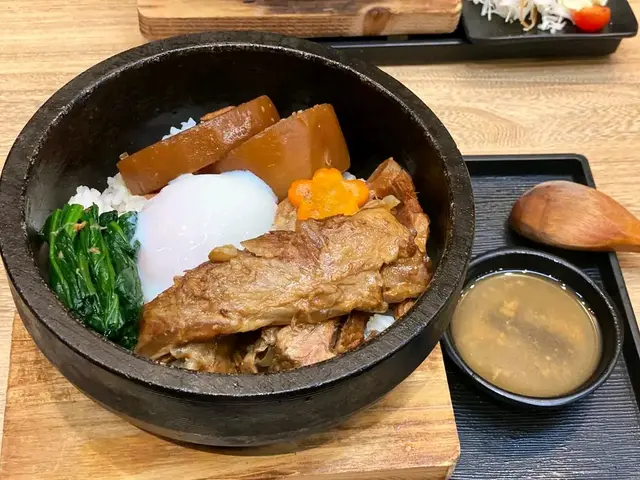 汁煮豬軟骨石鍋飯