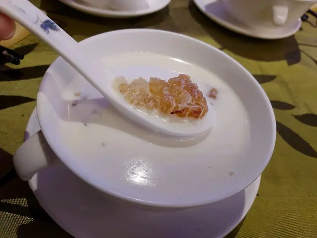 椰汁桃膠燉鮮奶