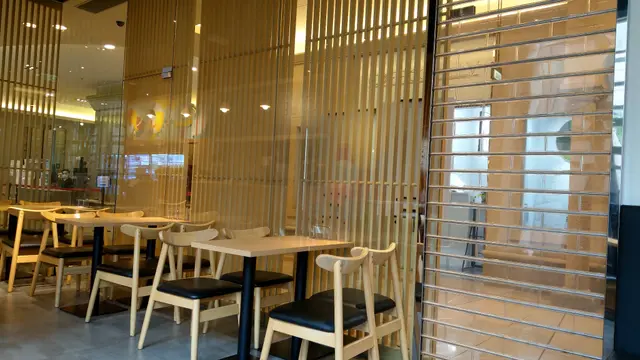 木系餐桌椅跟落地玻璃,給人感覺輕鬆悠閒