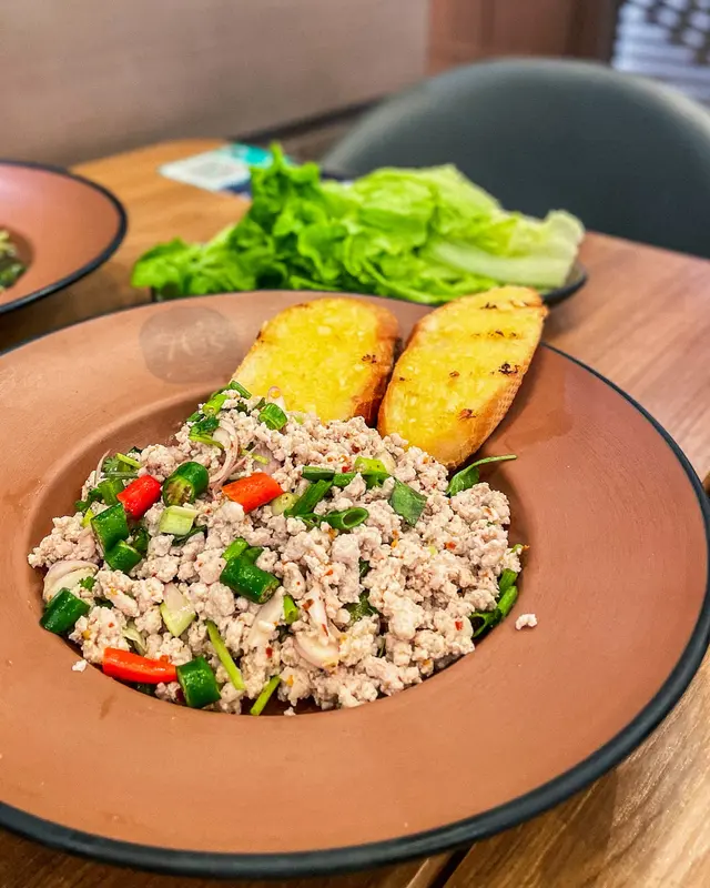 肉碎生菜包配蒜蓉包