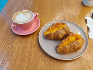 芝士火腿牛角包， Latte☕