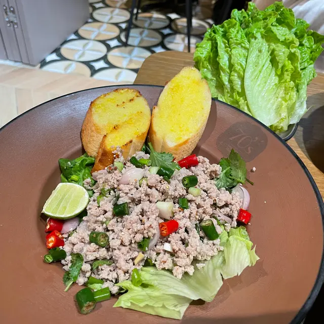 肉碎生菜包配蒜蓉包