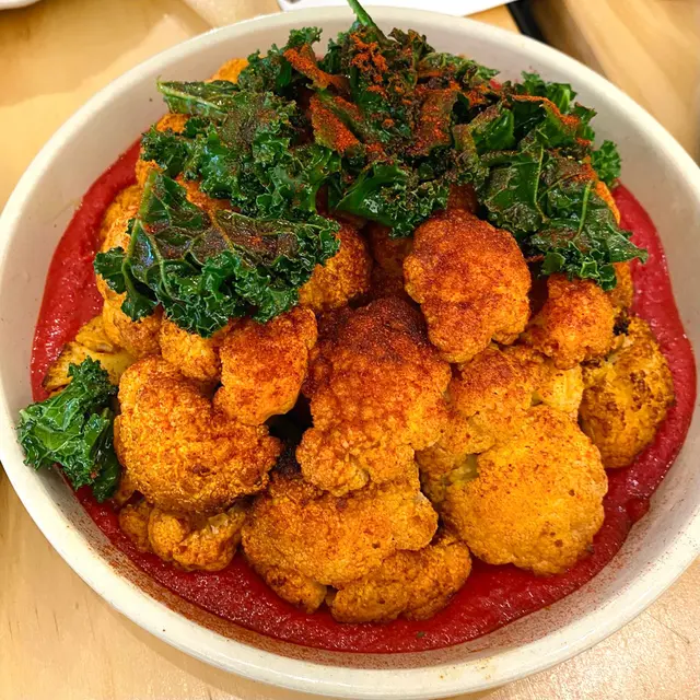 焗椰菜花配紅菜頭鷹嘴豆泥