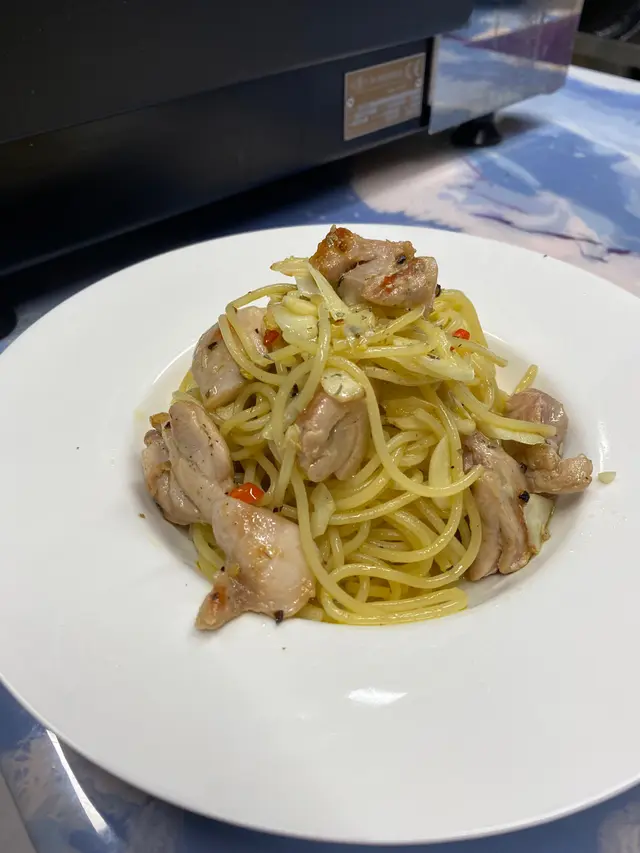 雞肉雖然無第一次食咁嫩滑，但依然好食！橄欖油同蒜味嘅融合好好，成碟意粉係一體，貌似簡單卻一點都不易。  