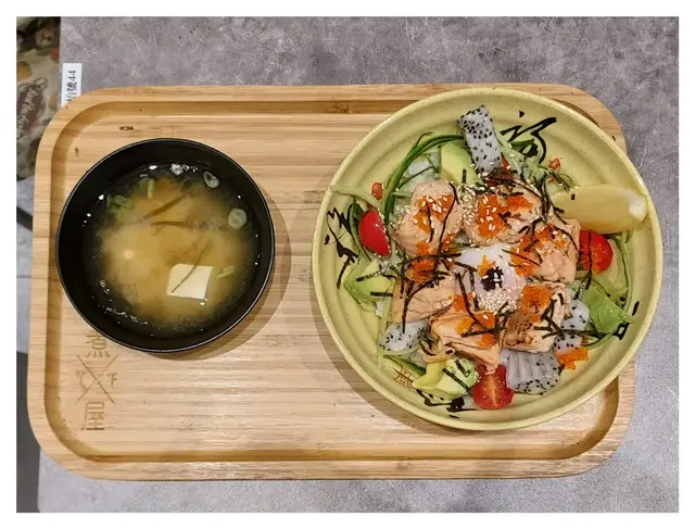 慢煮三文魚外面燒得焦脆,裡面仲係刺身,入口即溶又冇腥味。牛油果都夠軟滑,有車厘茄、火龍果同檸檬,酸酸甜甜幾開胃。溫泉蛋啲蛋汁撈落珍珠米飯度冇得輸,口感濕潤豐富有層次,食完個丼超級滿足!🤤全部丼飯都跟一碗是日餐湯,入面除咗有豆腐、紅蘿蔔、海帶芽之外仲落咗薏米,足料暖胃又解渴!😌