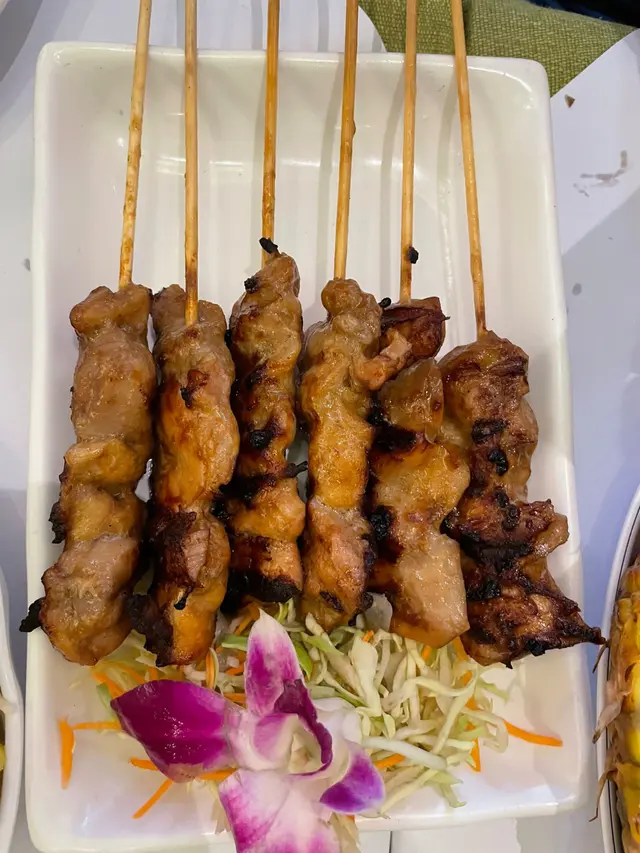 點菜點豬牛雞各兩串，上菜係全部雞  🤬