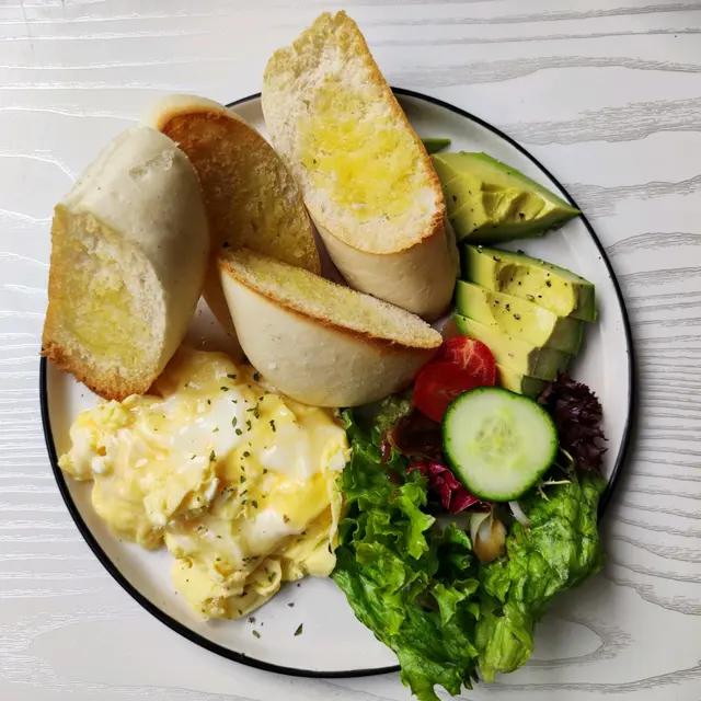 牛油果炒蛋沙律配意大利包