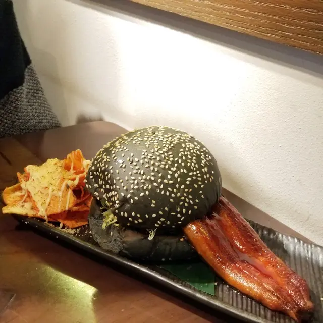 蒲燒鰻魚竹炭漢堡