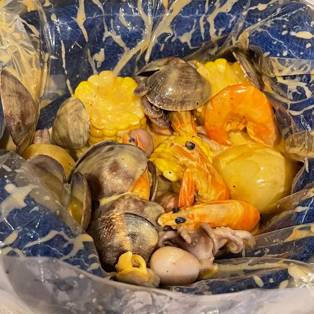 有幾款選擇，我地得3個人，combo A，揀3款海鮮，揀左八爪魚仔，海蝦同馬尼拉蜆，sauce 就因為姊妹唔食辣，揀左lemon butter sauce, 每食一口都有淡淡檸檬味，好正，應該要嗌埋蒜蓉包嚟沾汁食