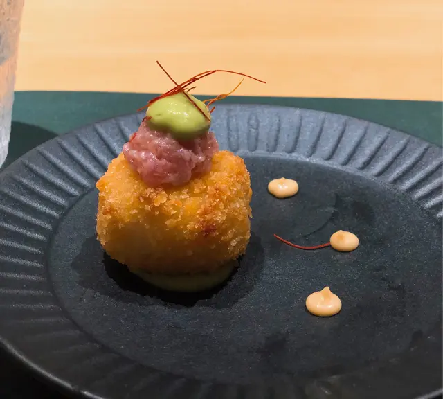 吞拿魚腩他他配牛油果醬伴芝士炸意大利飯