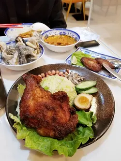 椰漿斑蘭飯配馬來炸雞脾