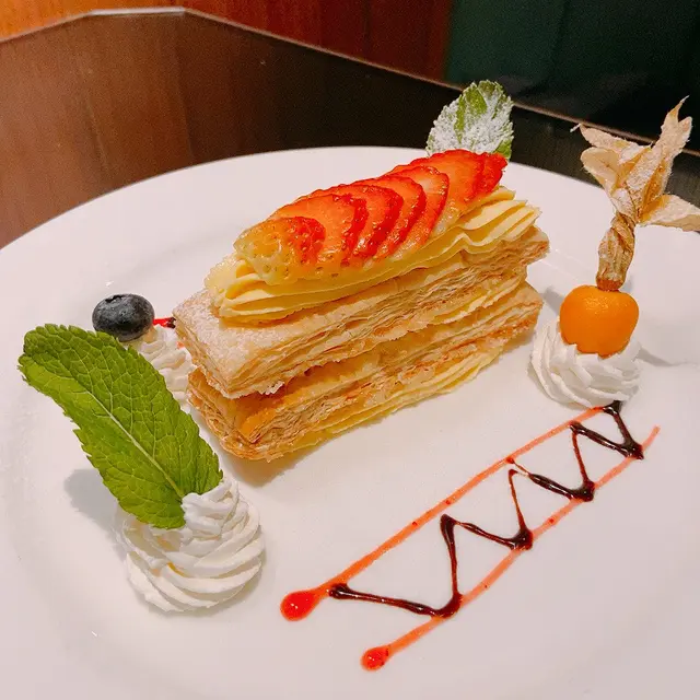 為咗呢個出名嘅dessert慕名而來，果然利害！拿破崙酥餅超級鬆脆，配以酸酸哋嘅  熱情果mousse好 refreshing，啱晒怕甜怕膩嘅人