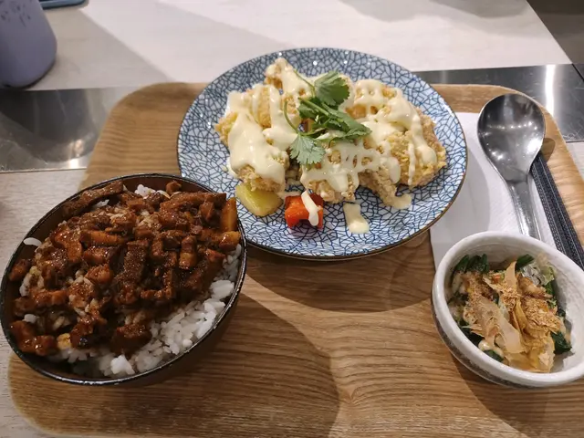 鳳梨蝦球, 配滷肉飯 