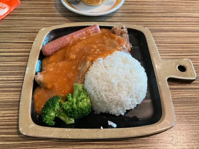 蒜蓉汁雞扒腸仔飯