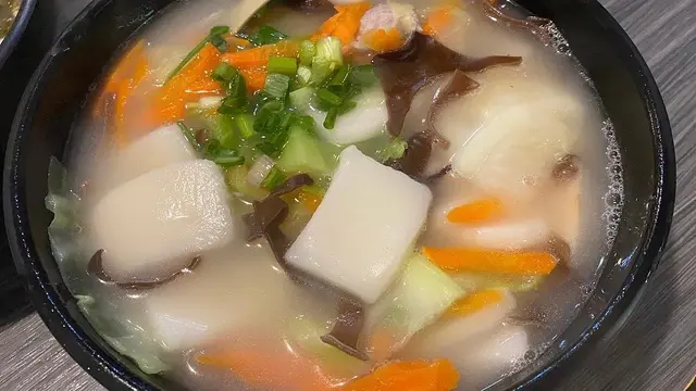 個湯底好清，配有野菜+蘿蔔絲+木耳+香菇+豬肉，當然唔少得個主角：年糕，啲年糕好煙靭，好食，煮既時間啱啱好，配菜都好食😆