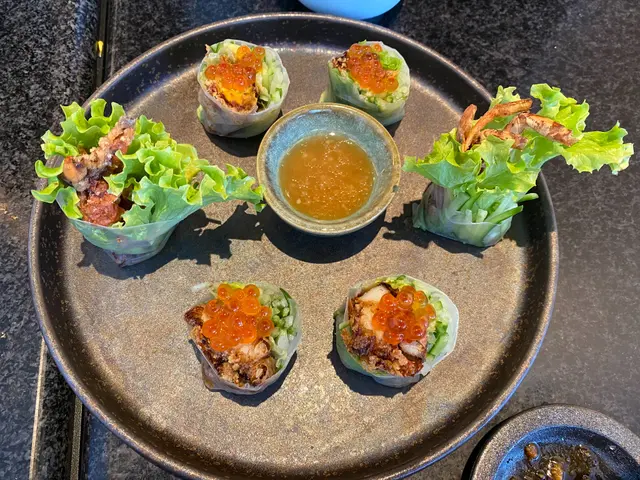 軟殼蟹生春卷伴日向夏沙律汁