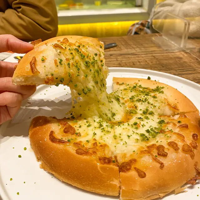 開心果馬蘇里拉芝士薄餅配蜂蜜