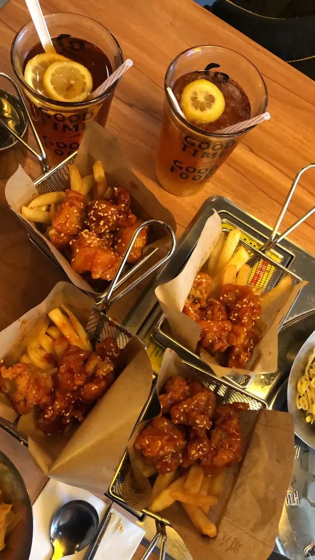 甜辣薯條配炸雞