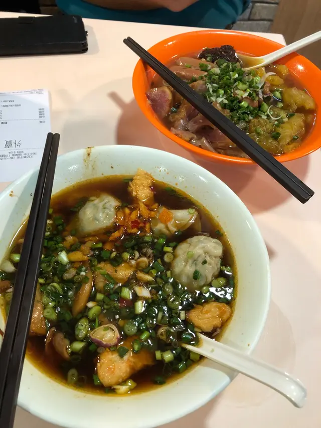 鮮蝦腐皮卷 招牌自製韭菜餃 玻璃辣魷魚 米粉