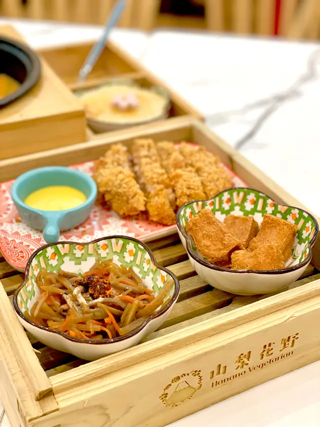 牛甘荀沙律和素魚豆腐