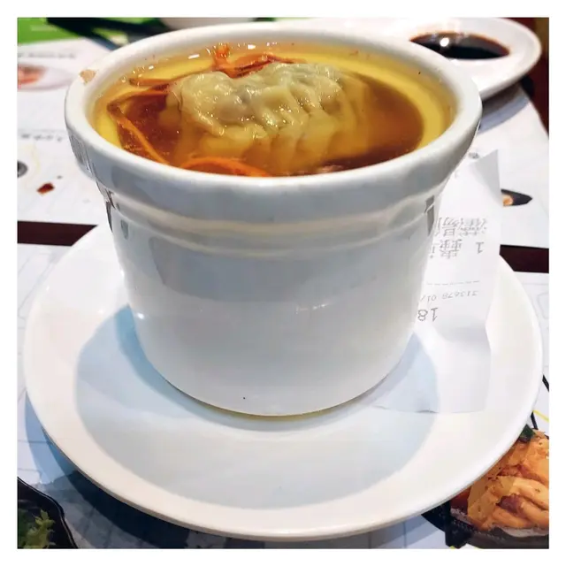 蟲草花爽脆有咬口，亦食得到有少量嘅魚翅。灌湯餃皮薄、餡料味道都唔錯，啲湯喺個盅入面熱辣辣，唔太鹹飲晒都唔會口渴。😚