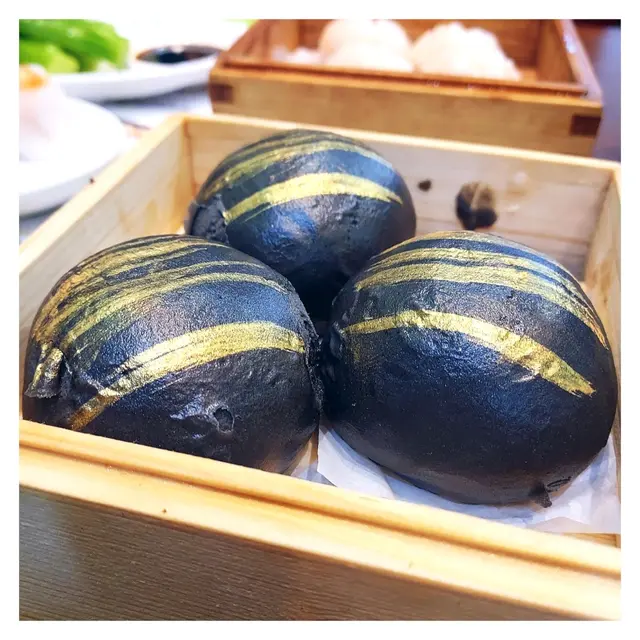 賣相非常吸引，「烏卒卒」啱晒影相打卡！奶黃餡頗流心仲熱辣辣，一咬落去即刻爆汁，細細個食完都唔覺得膩。😍