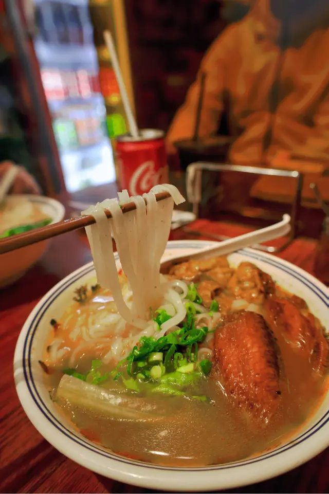 咖喱斋鸡翼麻辣河粉