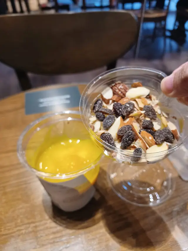 個純素奇亞籽芒果燕麥奶芭菲係甜品。將芒果肉混入燕麥及其他碎果仁。好味。我個人未食過此等甜品。