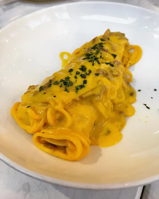 傳統做法卡邦尼 蛋黃加芝士味香濃 手工意粉 夠煙韌 每條麵都好掛汁 夠哂creamy 👍🏻👍🏻