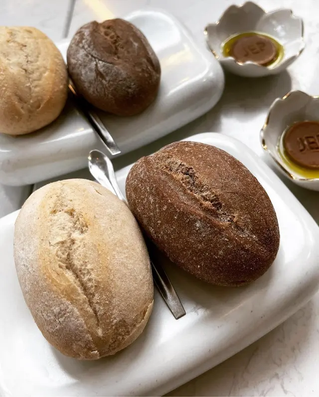 麵包外脆內軟 黑醋欖欖牛油好香