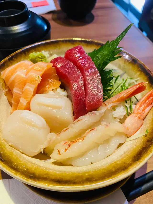赤蝦䖠立貝三文魚藍鯨吞拿魚生丼