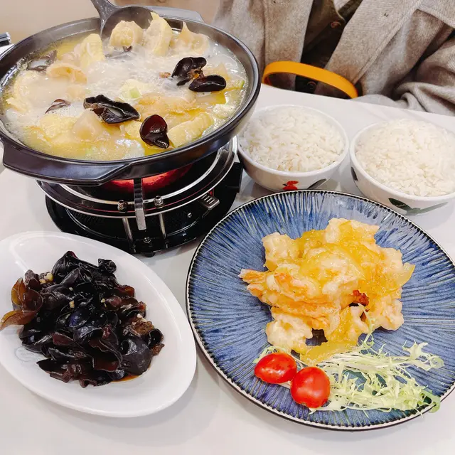 好抵食二人餐，自選一個鍋底同小菜，仲有白飯、開胃菜同甜品😍兩個人食夠曬，份量十足，而且有五款鍋底同15種小菜選擇，抵食又好味😋